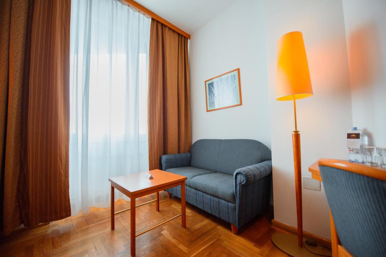 Kazakhstan Express Hotel อัลมาตี ภายนอก รูปภาพ